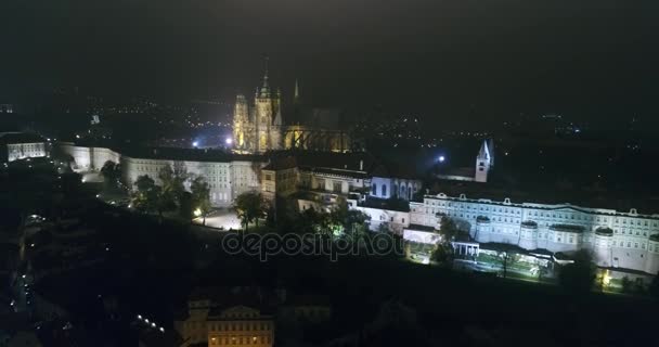 Νύχτα Πανόραμα της Πράγας, πανοραμική θέα από τον αέρα σε Καθεδρικός Ναός Αγίου Βίτου στην Πράγα, φώτα της νύχτας πόλης, Πράγα — Αρχείο Βίντεο