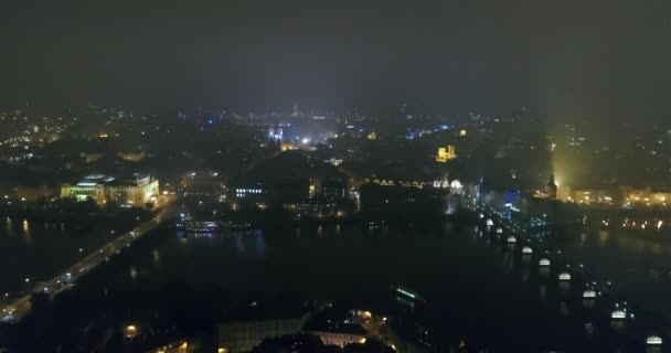 Natt panorama över Prag, panoramautsikt från luften till gamla stan, tänder av staden natt — Stockvideo