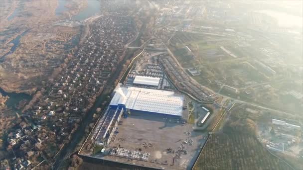 Bau einer großen Fabrik, Industrieaußenbereich, Panoramablick aus der Luft. Baustelle, Metallkonstruktion. Baumaschinen, Luftaufnahme der Konstruktion — Stockvideo