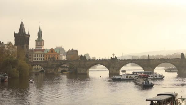 Turistů na Karlově mostě, Praze na pozadí turista loď v západu slunce, hlavní plán