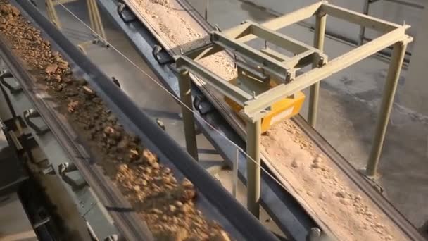 Nastro trasportatore in fabbrica, Attrezzature per fabbriche di ceramica, Trasporto di argilla sul trasportatore, Interni industriali, Trasporto di materie prime sul trasportatore — Video Stock