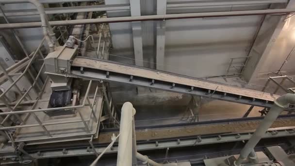 Conveyor belt on factory, Ceramic factory equipment, Transportation of clay on the conveyor, industrial interior, Transportation of raw materials on the conveyor — Stock Video