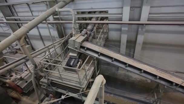 Courroie transporteuse sur l'usine, Équipement d'usine en céramique, Transport d'argile sur le convoyeur, Intérieur industriel, Transport de matières premières sur le convoyeur — Video