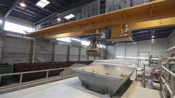 Arbeta på den bro crane lager granulering av bulkmaterial, lagerställen för bulkmaterial, Grab crane laster råvaror, crane hink, Modern fabrik, interiör — Stockvideo
