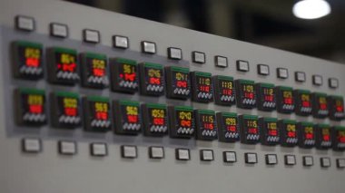 kontrol paneli fabrikada, kontrol düğmeleri. Modern tesisi, adam satın alır düğmeler, yakın çekim, iç, iç