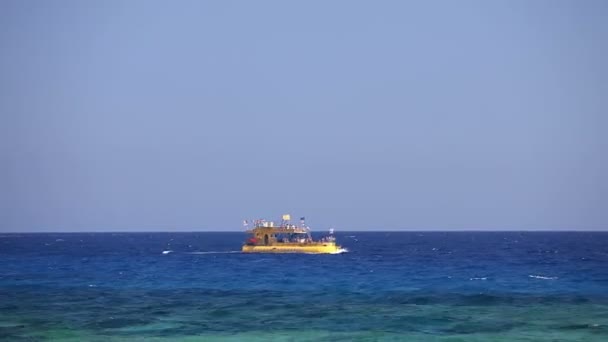 A yellow pleasure boat in the sea, a yellow submarine in the sea, Sea Resort, Pleasure boat with a transparent bottom, timelaps — Stock Video