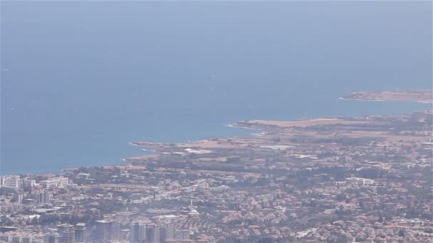 Vista panoramica dalla montagna alla città di mare, vista generale, bella vista, località balneare, panorama — Video Stock