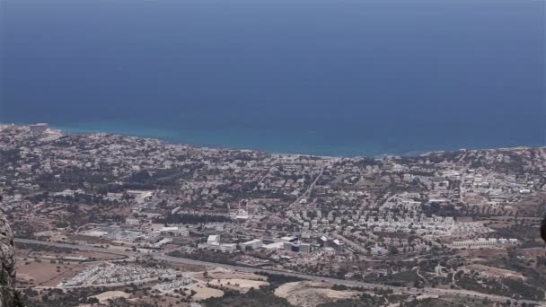 Vue panoramique de la montagne à la ville maritime, vue générale, belle vue, station balnéaire, panorama — Video