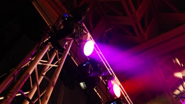 L'illuminazione del palco nella sala, la luce del palco sul bancone, supporto metallico per la luce del palco, la vista dal basso — Video Stock
