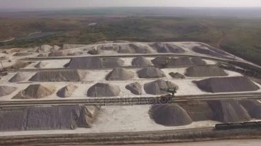 Havadan görünümü, çalışma kil ocağı, ağır yükleyici, büyük kamyon, buldozerler, Ekskavatör, kum ocağı Makina madencilik, taş ocağı, büyük kil ambar hammadde trenle