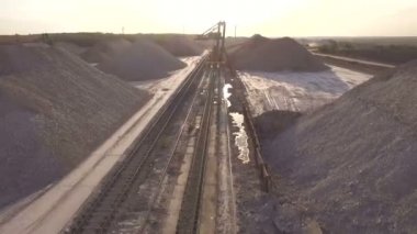 Havadan görünümü, çalışma kil ocağı, ağır yükleyici, büyük kamyon, buldozerler, Ekskavatör, kum ocağı Makina madencilik, taş ocağı, büyük kil ambar hammadde trenle