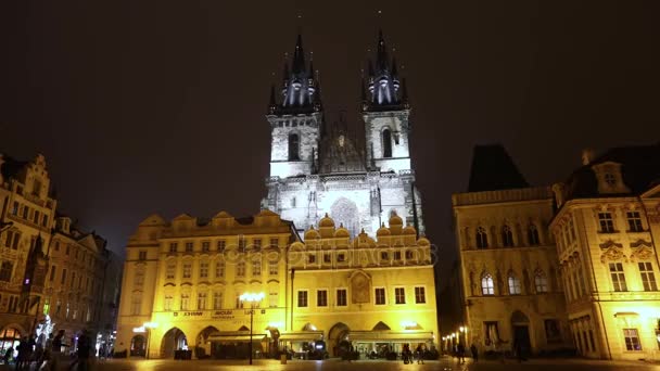 Noche Praga, el tráfico urbano en una calle nocturna, la gente cruza la carretera, Castillo de Praga, timelapse, Praga 2017 — Vídeo de stock