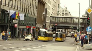 İnsanlar üzerinde sferophora bekliyor, sarı tramvay ışıkları, sarı tramvay geçirmek bekliyorlar. Berlin, Almanya