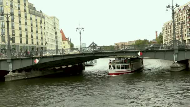 Cityscape ve Spree Nehri Berlin City, Weidendammer Brcke, Weidendammer köprüsünde turist nehirde gemi çılgınlığı, Friedrichstrasse, Berlin, Almanya — Stok video