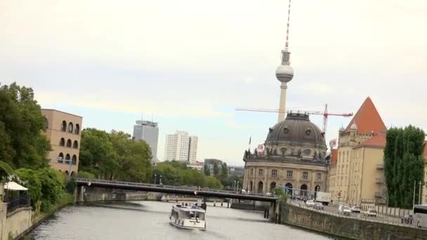 Nöjesbåtar runt Moltke Bridge.This bro över floden Spree i Berlin, Tyskland — Stockvideo