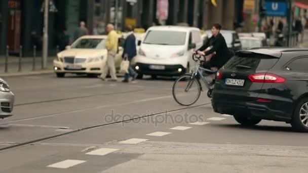 Friedrichstrasse calle, la estación Friedrichstrasse en Berlín, calle de la ciudad moderna, infroestructura de la ciudad, Alemania, Berlín, 2017 — Vídeos de Stock