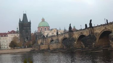 Eski kule arka plan ve yeşil kubbe Katedrali Prag, yan görünüm, Charles Köprüsü turist Charles Köprüsü, Prag, 19 Ekim 2017 yürüyüş