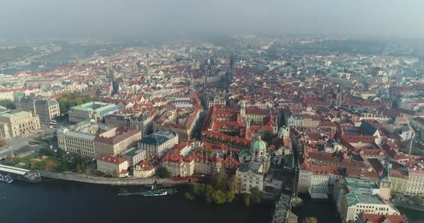 Панорамний вид зверху на Празький град, повітряні міста, вид зверху на міський пейзаж Праги, політ над містом, вид зверху, вид зверху Карлового мосту річки Влтава — стокове відео