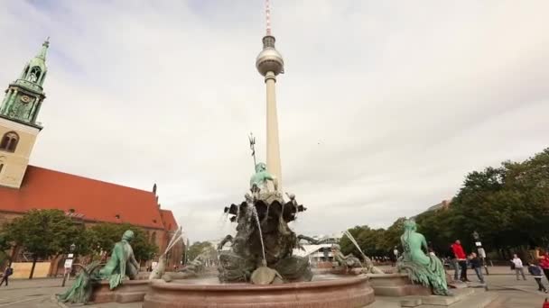 Neptunbrunnen Berlin, Neptune Fountain in Berlin, Germany — Stok video