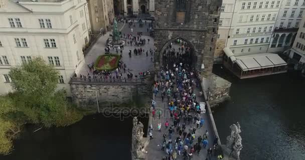 Turisti passeggiare lungo il Ponte Carlo a Praga, Vista panoramica dall'alto, fiume Moldava, volo sul Ponte Carlo, Praga — Video Stock