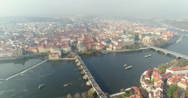Vista panorámica desde arriba sobre el castillo de Praga, aérea de la ciudad, vista desde arriba sobre el paisaje urbano de Praga, vuelo sobre la ciudad, vista superior, vista superior del puente de Carlos, río Moldava — Vídeo de stock