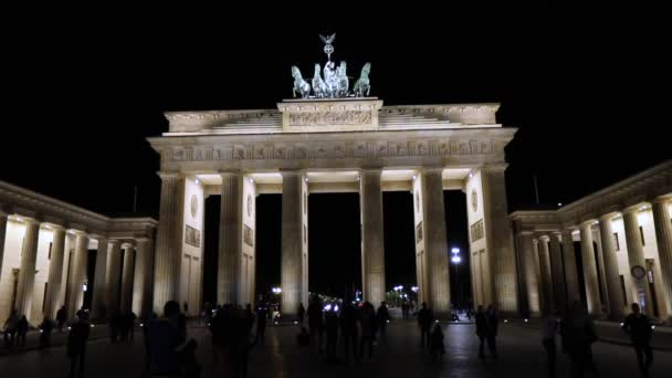 Nachtansicht des Brandenburger Tors in Berlin, Menschen laufen auf dem Platz, Deutschland bei Nacht, berlin — Stockvideo