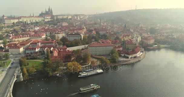 Praga, volo sopra la città, vista dall'alto, vista dall'alto del Ponte Carlo, fiume Moldava — Video Stock