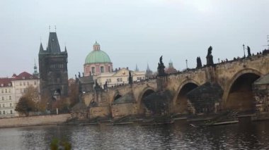 Eski kule arka plan ve yeşil kubbe Katedrali Prag, yan görünüm, Charles Köprüsü turist Charles Köprüsü, Prag, 19 Ekim 2017 yürüyüş