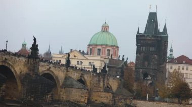 Eski kule arka plan ve yeşil kubbe Katedrali Prag, yan görünüm, Charles Köprüsü turist Charles Köprüsü, Prag, 19 Ekim 2017 yürüyüş