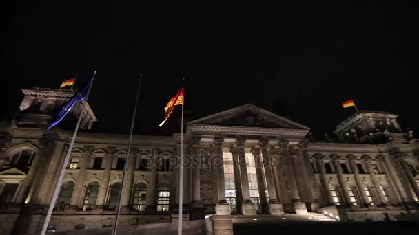 Le bâtiment du Reichstag la nuit à Berlin, Bundestag la nuit, grand angle, panorama. Allemagne — Video