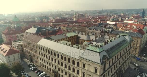 Панорама міста Прага, повітряні міста, вид зверху на міський пейзаж Праги, політ над містом зони Старого міста, Празького Граду, політ над містом Прага, Чеська Республіка — стокове відео