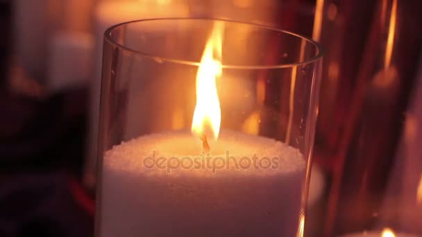 Kerze dekorativ auf schwarzem Hintergrund, Neujahr, Weihnachten, Neujahrsdekoration, 2018 — Stockvideo