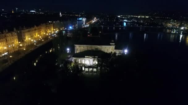 Ciudad nocturna de Praga, Palacio Zofin, calles de Praga, PALC OFN, vista panorámica desde arriba, aérea — Vídeos de Stock