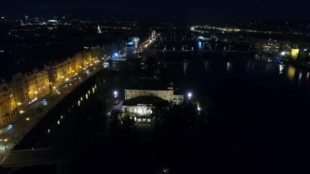 Palc エレメント、パノラマ プラハの夜 Zofin 宮殿、プラハの街を空中上から表示します。 — ストック動画