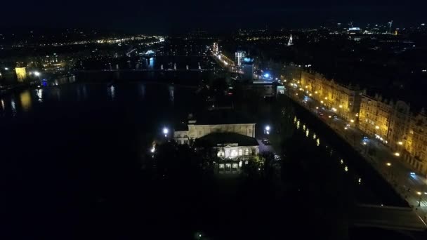 Natt staden Prag, Zofin-palatset, gatorna i Prag, Palc Ofn, panoramautsikt från ovan, Visa antenn — Stockvideo