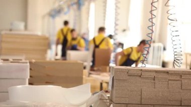 Mobilya fabrika işçilerini sarı tulum içinde toplamak mobilya, mobilya imalatı, sanayi iç, küçük alan derinliği