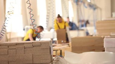 Mobilya fabrika işçilerini sarı tulum içinde toplamak mobilya, mobilya imalatı, sanayi iç, küçük alan derinliği