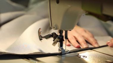 Bir dikiş makinesi iğne dikiş makinesi, çalışan kadın erkek eller, Slow Motion Video, yakın çekim, sığ derinlik-in tarla