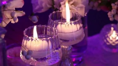 Yemek Masası, gözlük ve Noel dekoratif mum Mumlar üzerinde tablo, beyaz balmumu candleswith cam şamdan, mum ile cam şamdan, Restoran, iç mekan, yakın çekim