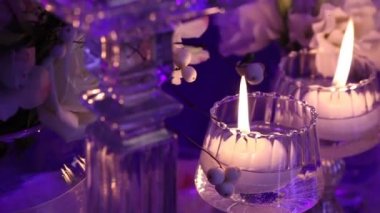 Yemek Masası, gözlük ve Noel dekoratif mum Mumlar üzerinde tablo, beyaz balmumu candleswith cam şamdan, mum ile cam şamdan, Restoran, iç mekan, yakın çekim
