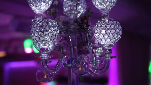 Decorações de casamento, velas de cera branca com castiçal de vidro, fundo da festa, restaurante, interior, close-up — Vídeo de Stock