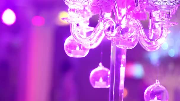 Свадебные украшения, белые восковые свечи со стеклянными подсвечниками, праздничный фон, ресторан, интерьер, крупный план — стоковое видео