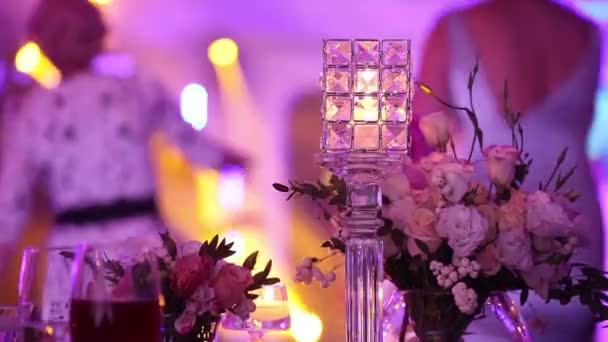 Velas decorativas na mesa de jantar, óculos e velas de Natal na mesa, festa no fundo, restaurante, interior, close-up — Vídeo de Stock