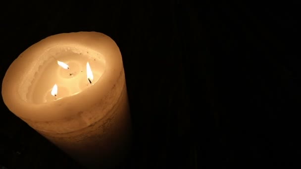 暗い背景、正月、クリスマス、新年の飾りに上から見ると円形の蝋燭をつける — ストック動画
