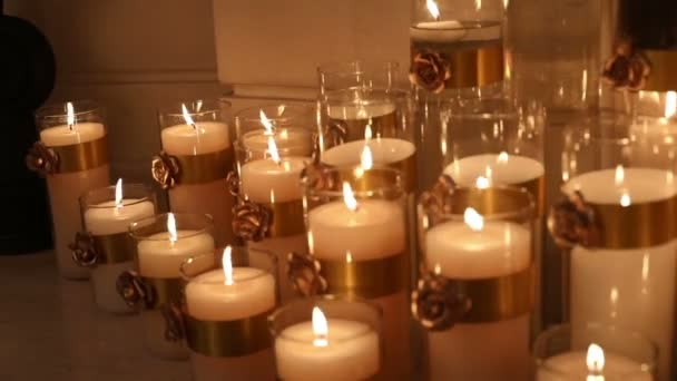 Декоративные свечи, Новый год, Рождество, новогодние украшения, епархия на новогодней вечеринке — стоковое видео