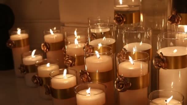 Декоративные свечи, Новый год, Рождество, новогодние украшения, епархия на новогодней вечеринке — стоковое видео