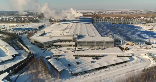 近代的な工場や商業ビル、近代的な工場や植物、建物の正面玄関と駐車場、空気からのパノラマ ビューの外観冬時間、晴れた日に、青い空 — ストック動画