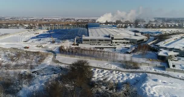 A modern factory or commercial building, the exterior of a modern factory or plant, building facade and car parking, panoramic view from the air, winter time, sunny day, blue sky — Stock Video