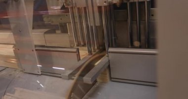 Sanayi iç, ahşap bir blok, bir ahşap blok, ahşap palet blok kesme makinesi ahşap palet makine palet sawmodern makine aleti kesim ahşap kirişler, yakın çekim yapmak için testere bir makine testere ile kesme