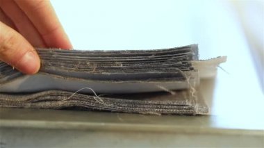 Kumaş döşeme mobilya, mobilya kumaş tablo, kumaş mobilya, tasarımcı eller iş, yakın çekim, sığ derinlik-in tarla yığını için örnekleri